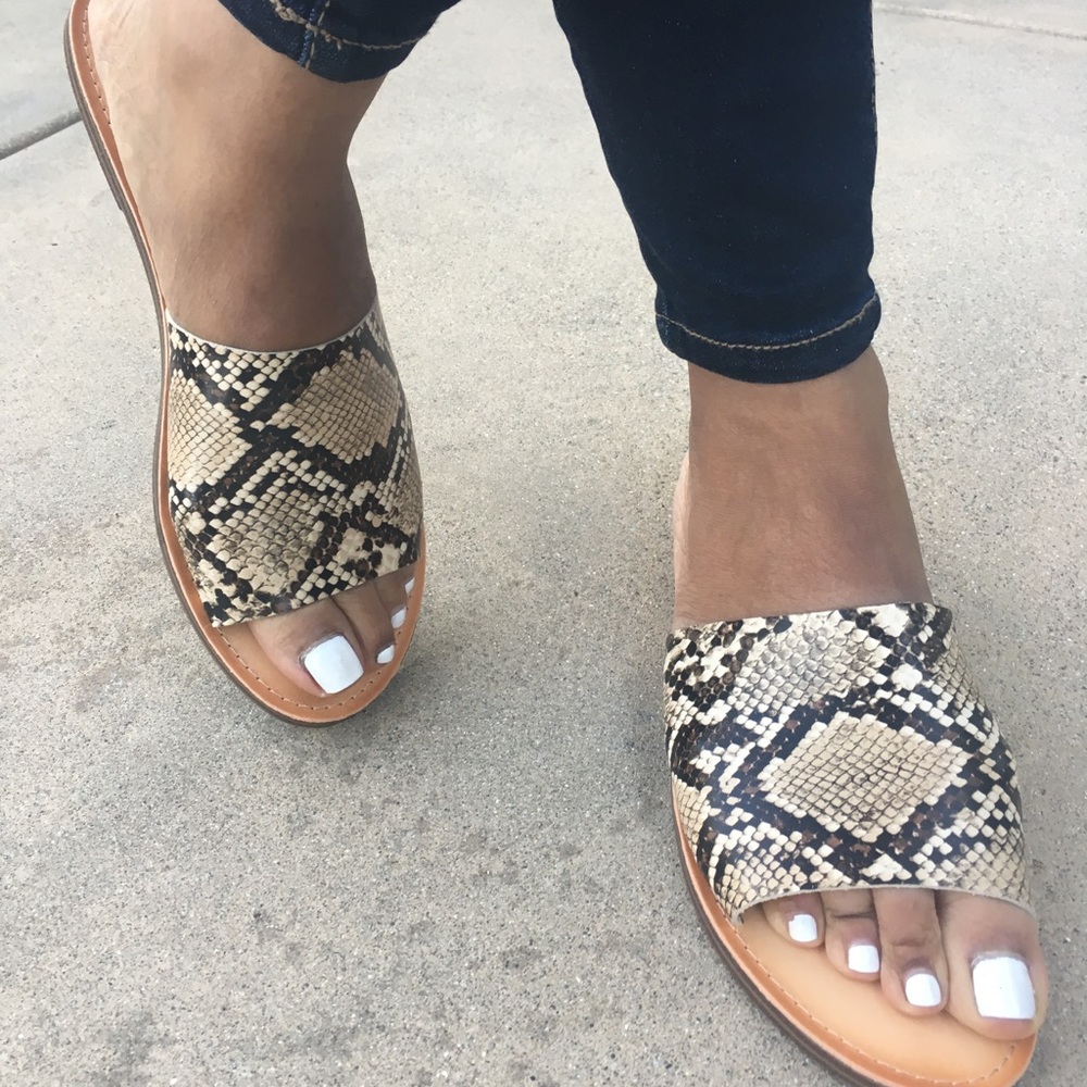 5 ⭐️ Tan Snake One Band Slide Sandal